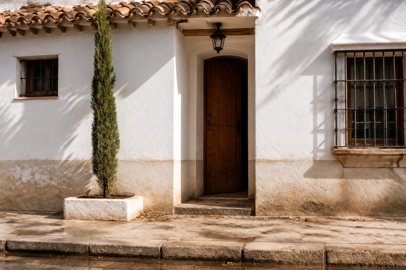 Fachada de una casa mediterránea con la marca de barro que dejó una inundación en la pared
